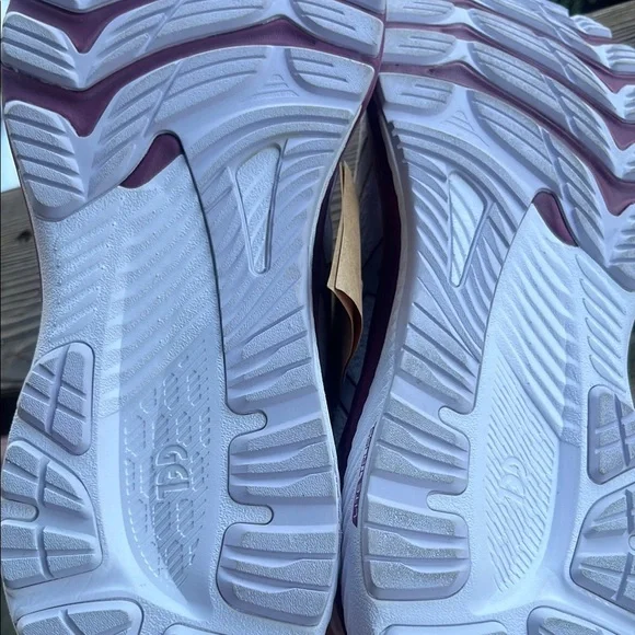 Asics White and Red Athletic Shoes with Cushioned Support - Picture 3 of 3